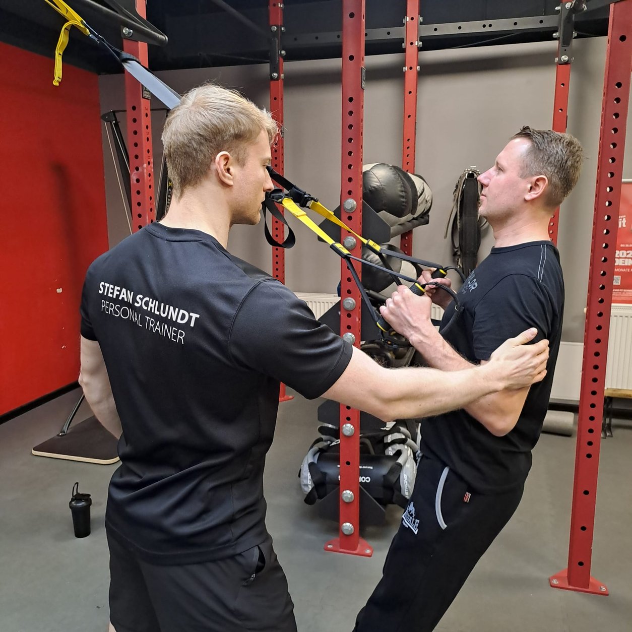 Stefan Schlundt begleitet ein Training an einem Gerät
