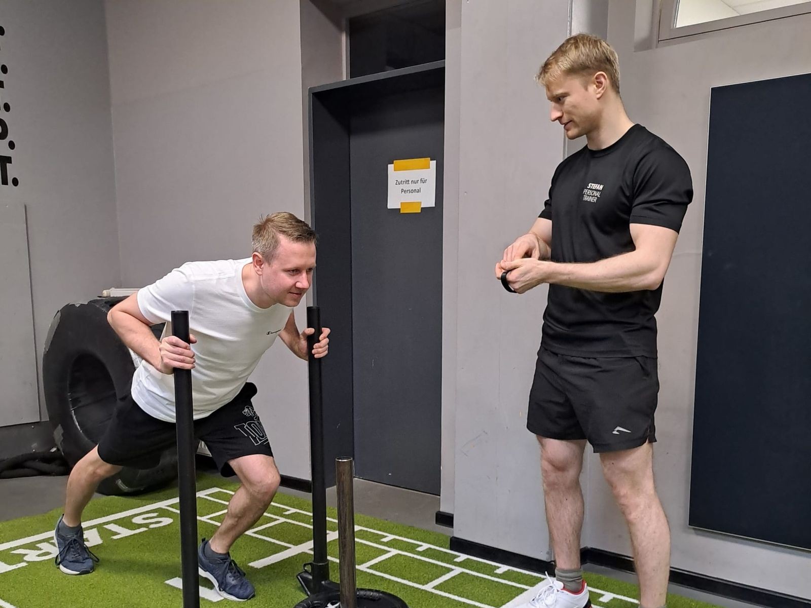 Krafttraining mit Schlittenziehen unter Anleitung von Stefan Schlundt