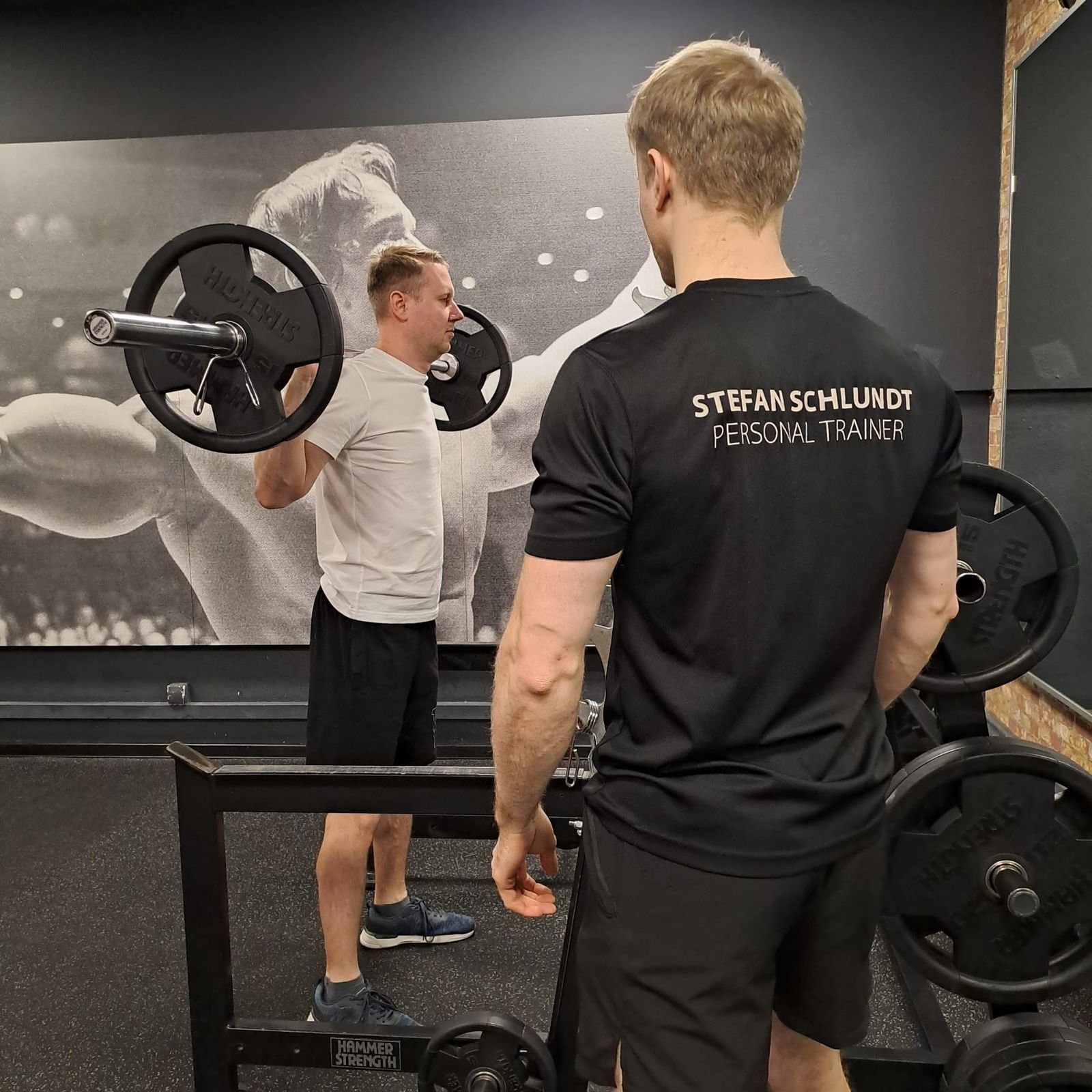 Stefan Schlundt begleitet ein Krafttraining mit der Langhantel
